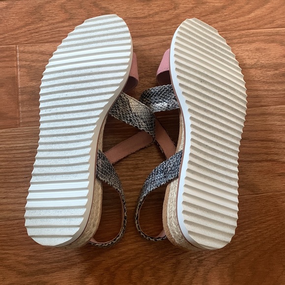 BOBS from Skechers memory foam Two-tone strappy sandals ~ NEW - Picture 6 of 7